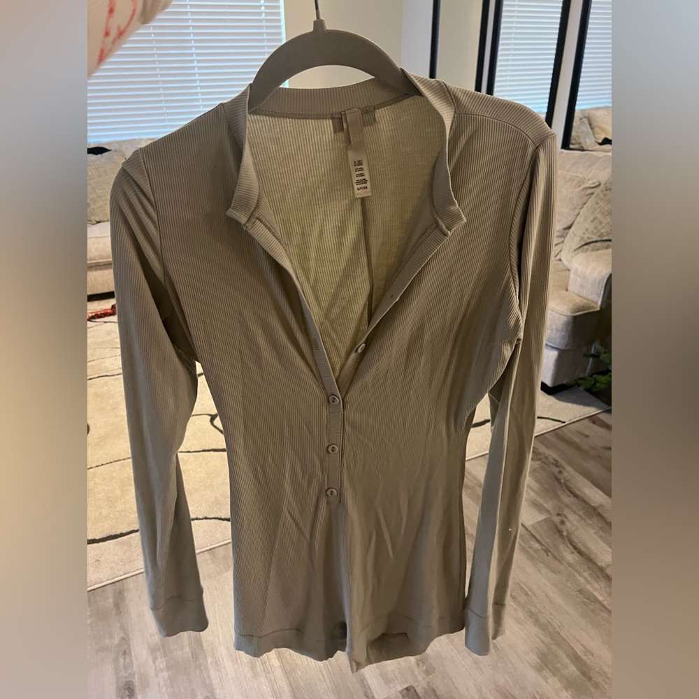 Skim soft lounge romper in talc size small